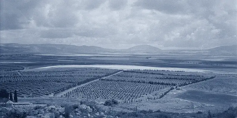 O vale do Jezreel, com o Monte Tabor ao fundo, em uma foto antiga tingida de azul.