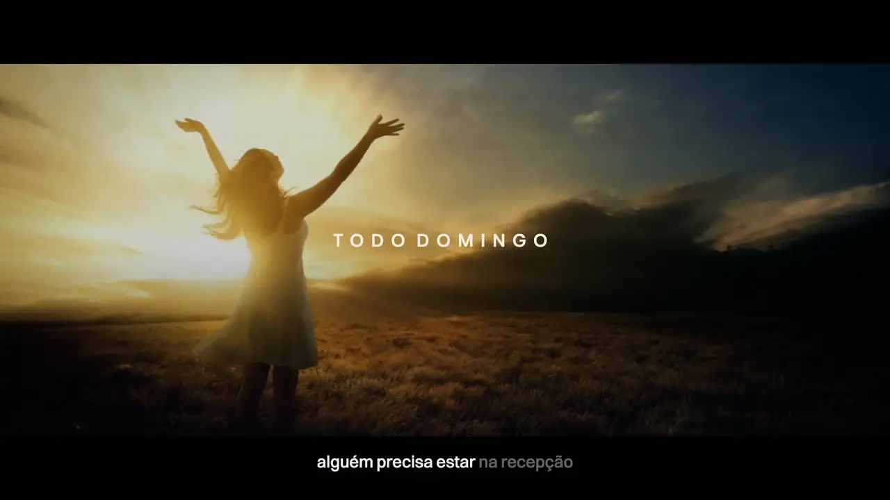 Quadro do filme do Tabor: uma pessoa de braços abertos ao pôr do sol.